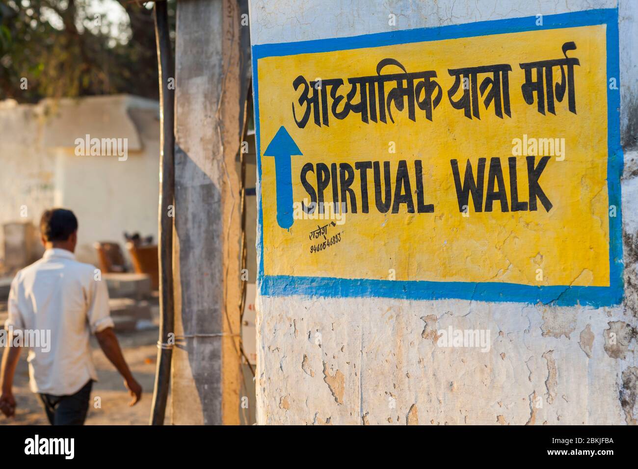 Indien, Rajasthan, Pushkar, Zeichen, das die Richtung eines spirituellen Spaziergang Stockfoto