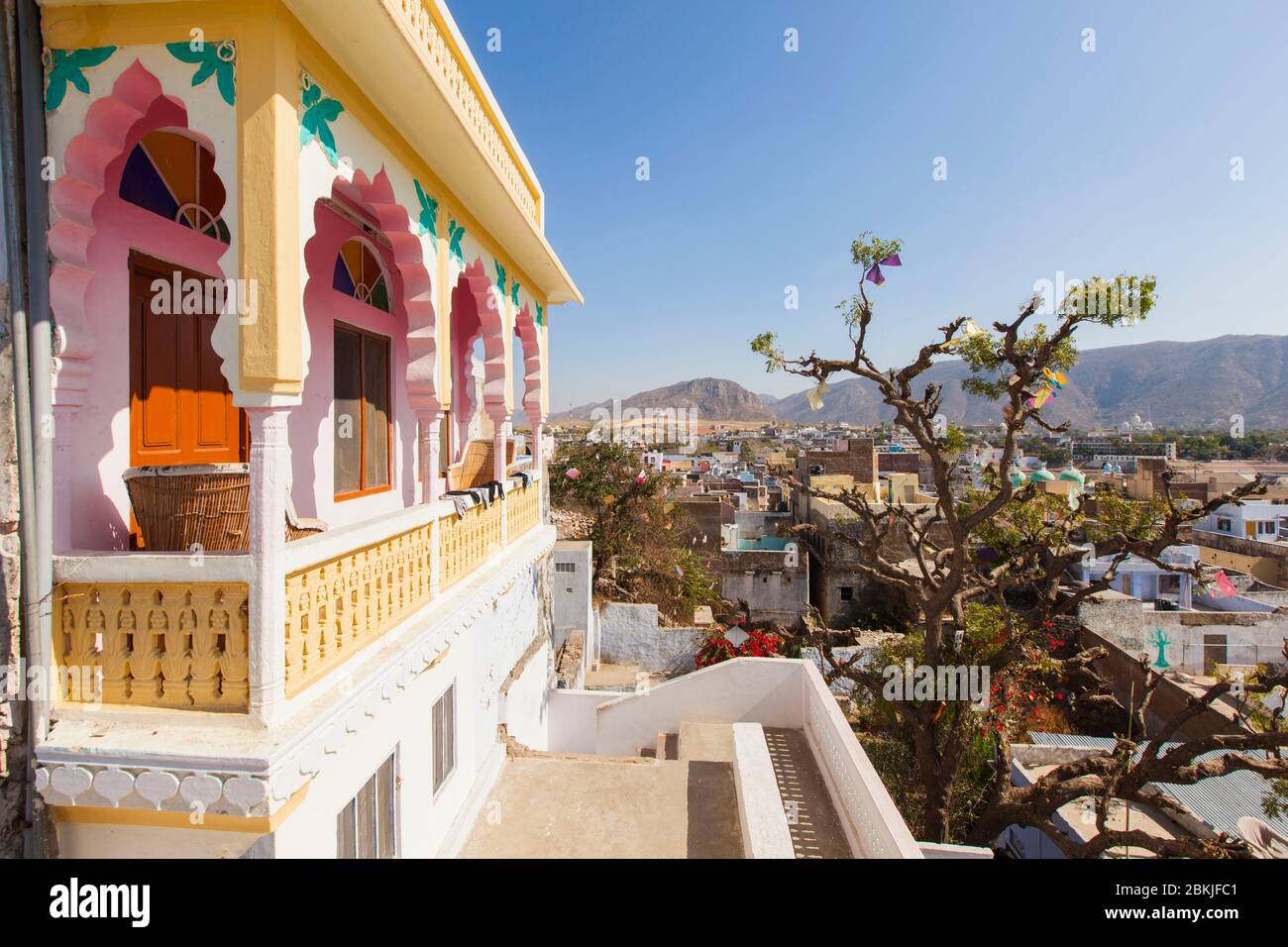 Indien, Rajasthan, Pushkar, erhöhte Aussicht auf die Stadt und auf die Paramount Palace Hotel Balkonzimmer Stockfoto