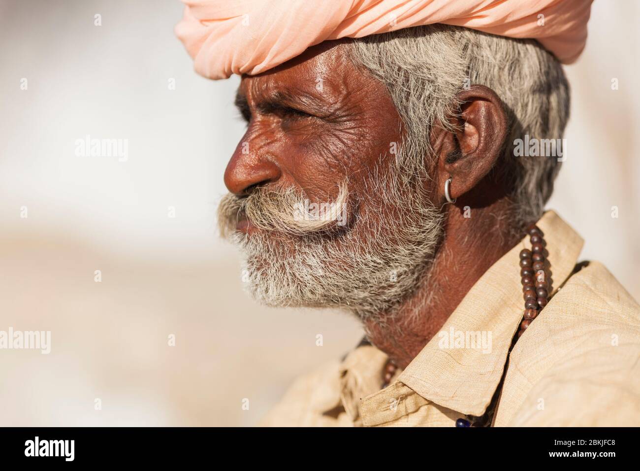 Indien, Rajasthan, Pushkar, mustachioed Mann im Profil gesehen Stockfoto