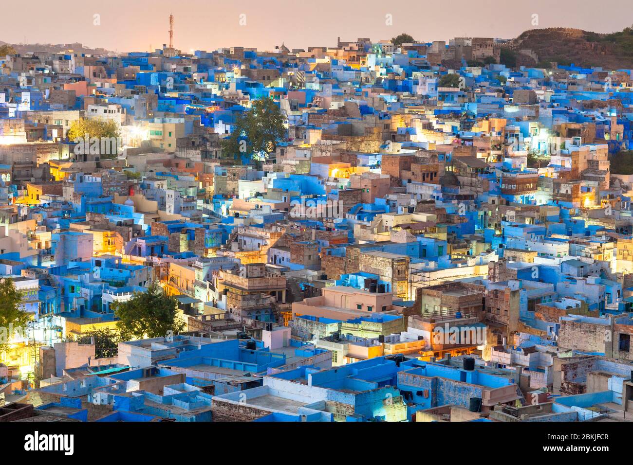 Indien, Rajasthan, Jodhpur, Pachetia Hill, erhöhte Nacht Blick auf die blauen Dächer der Stadt Stockfoto