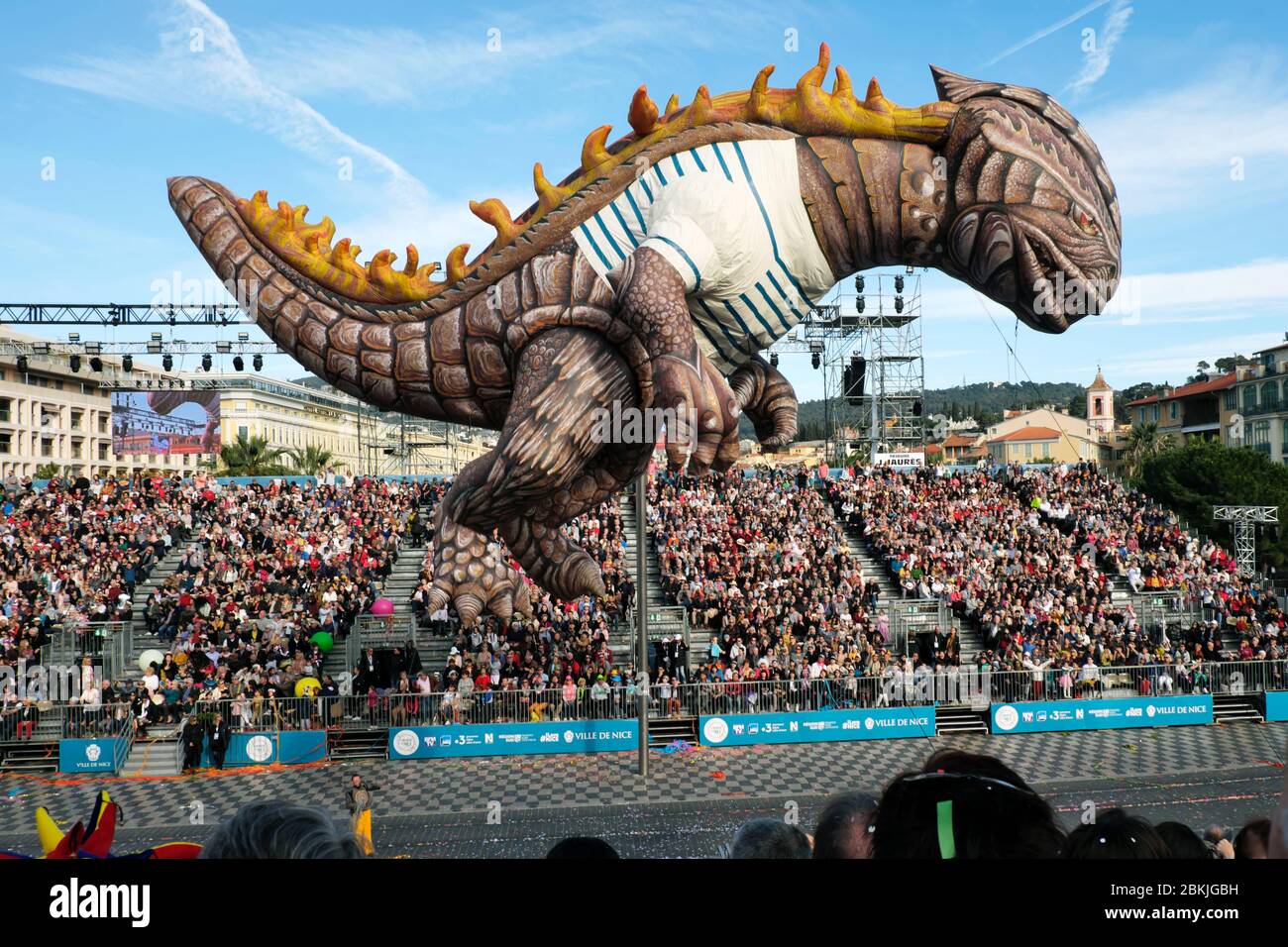 Frankreich, Alpes Maritimes, Nizza, Place Massena, Carnaval de Nice, Bataille de fleurs, Parade, Tribüne, riesige aufblasbare Struktur Stockfoto