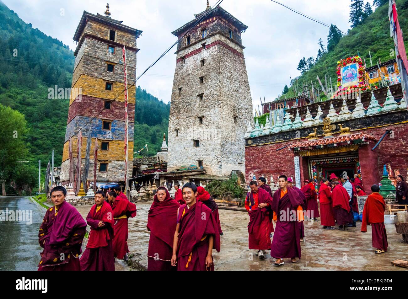 China, Tibet, Kham, Sangkar, Gyarong Gorges, Novizen vor den Milarepa Towers Stockfoto