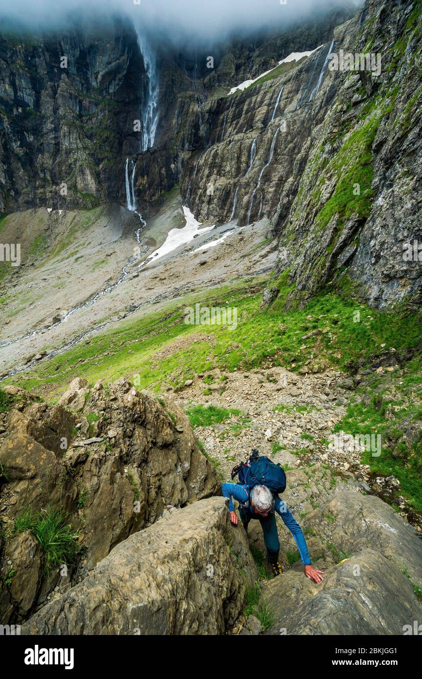 Frankreich, Hautes-Pyrenees, Gavarnie-Gèdre, Nationalpark Pyrenäen, cirque Gavarnie, UNESCO-Weltkulturerbe, Passage mythique de l'Echelle des Sarradets Stockfoto