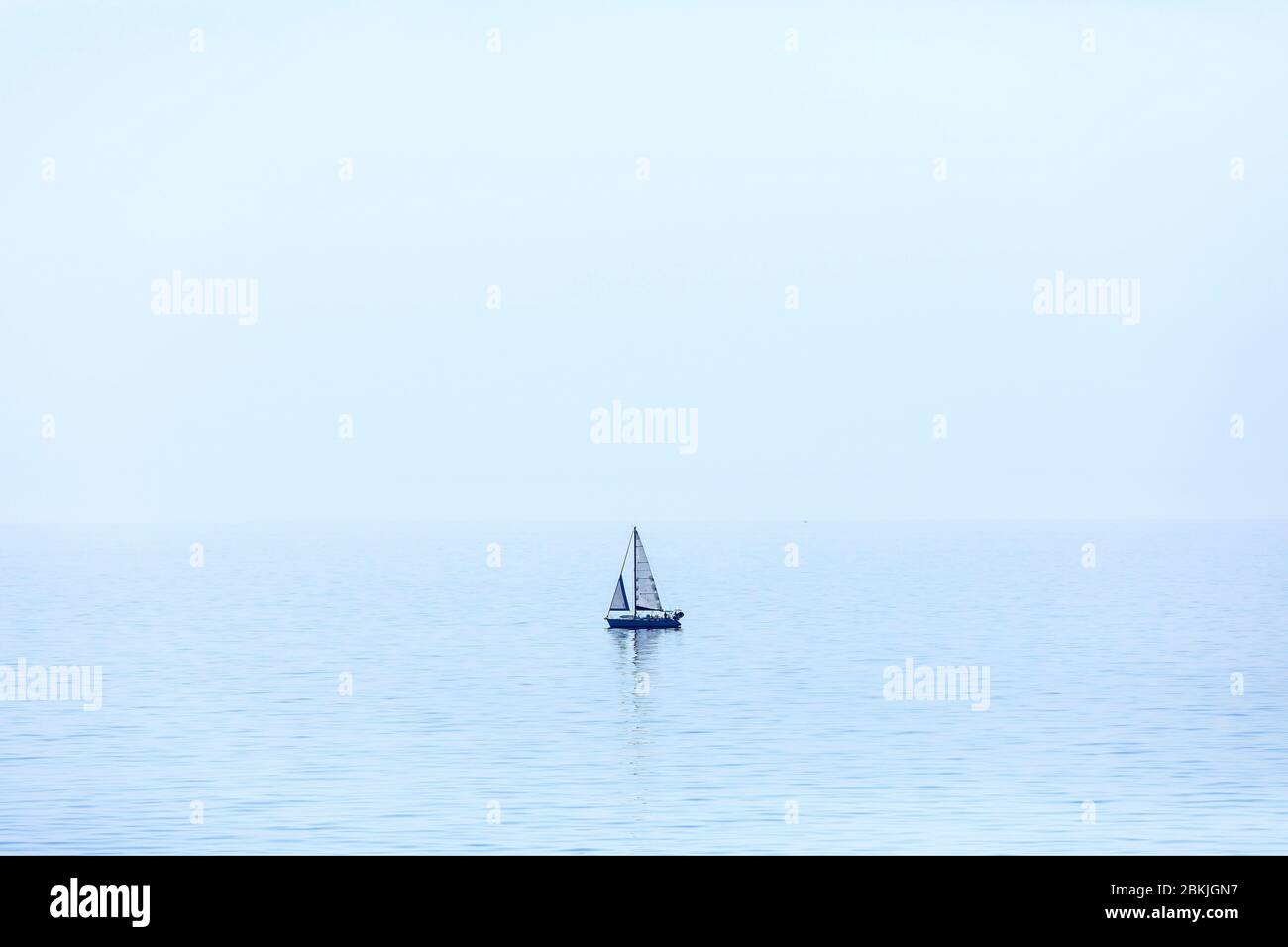 Frankreich, Mittelmeer, Blick auf das Korsika-Fährschiff zwischen Korsika und Toulon, Segelboot Stockfoto
