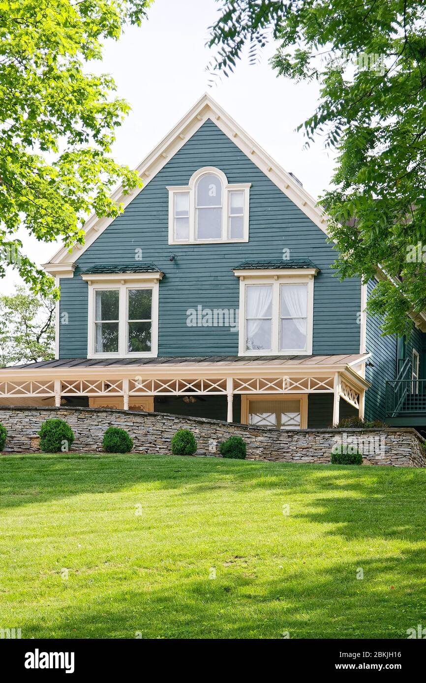 Altes Haus, blauer Seitenrand, cremefarbene Zierleiste, traditionelle Trockensteinmauer, grünes Gras, Maker's Mark Bourbon Distillery; National Historic Landmark, Kentucky; USA Stockfoto