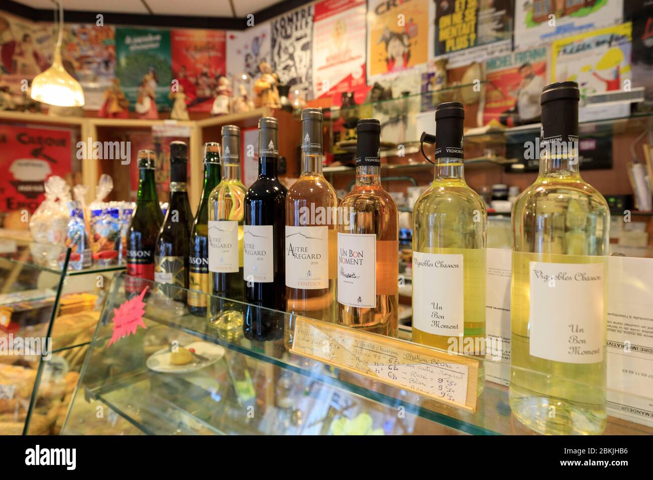 Frankreich, Vaucluse, Avignon, Bäckerei La Pause Gourmande, Weinflaschen Stockfoto