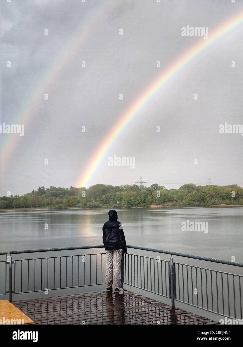 Munchen Bayern Deutschland Mai 2020 Im Langwiedersee Gebiet Von Munchen Beobachtet Eine Frau Auf Einem Spaziergang