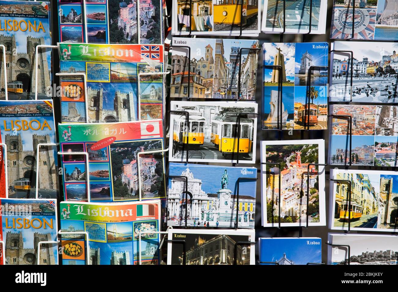 Postkarten zum Verkauf auf Augusta Street, Baixa District, Lissabon, Portugal, Europa Stockfoto