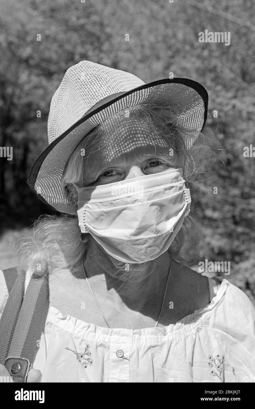 Europa, Luxemburg, Insenborn, attraktive ältere Frau, die während der Covid-19 Pandemie eine Gesichtsmaske trägt Stockfoto