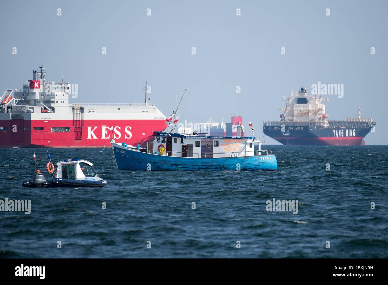 Polnische Grenzwache Schnellboot während Freizeit Fischerboote Protest in Gdynia, Polen. 30. April 2020 © Wojciech Strozyk / Alamy Stock Photo Stockfoto