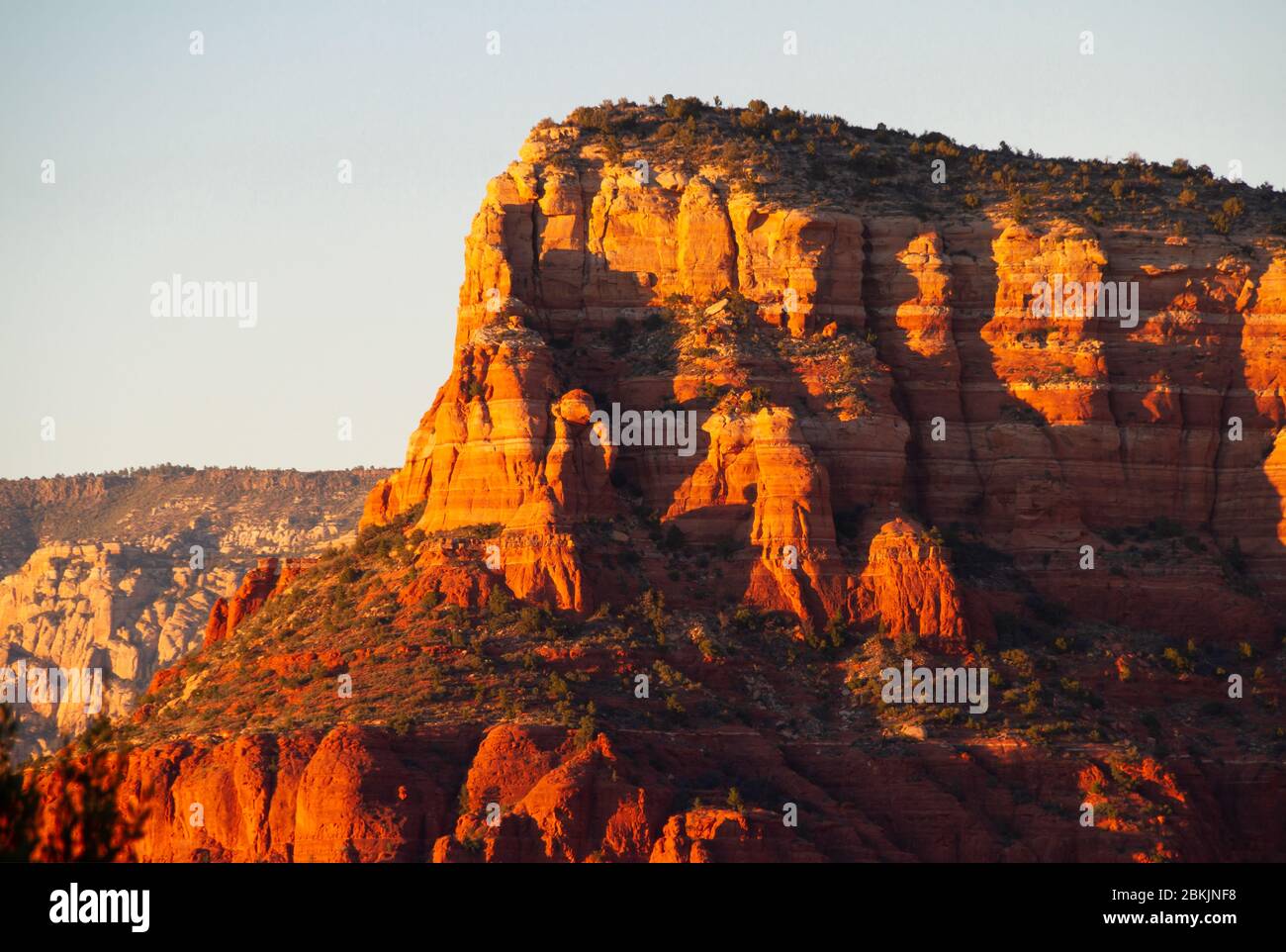 Abends reflektierte Licht auf der Klippe Seiten der Berge von Sedona, Arizona. Stockfoto