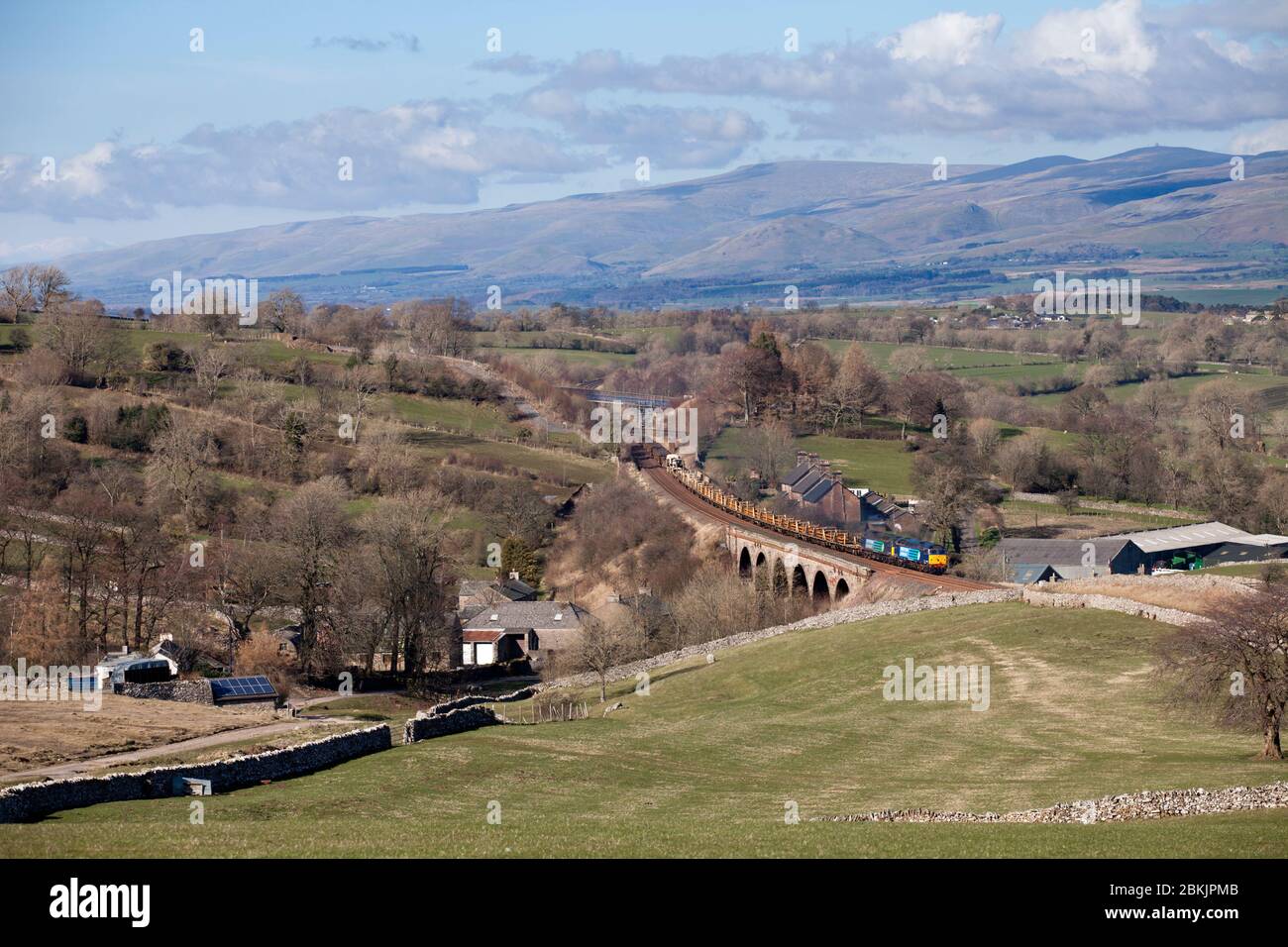 2 Direct Rail Services Baureihe 57 Lokomotive 57003 + 57007 Crossby Garrett Viadukt auf der landschaftlich schönen Besiedelungsstraße zu Carlisle Eisenbahnlinie mit einem Fracht. Stockfoto