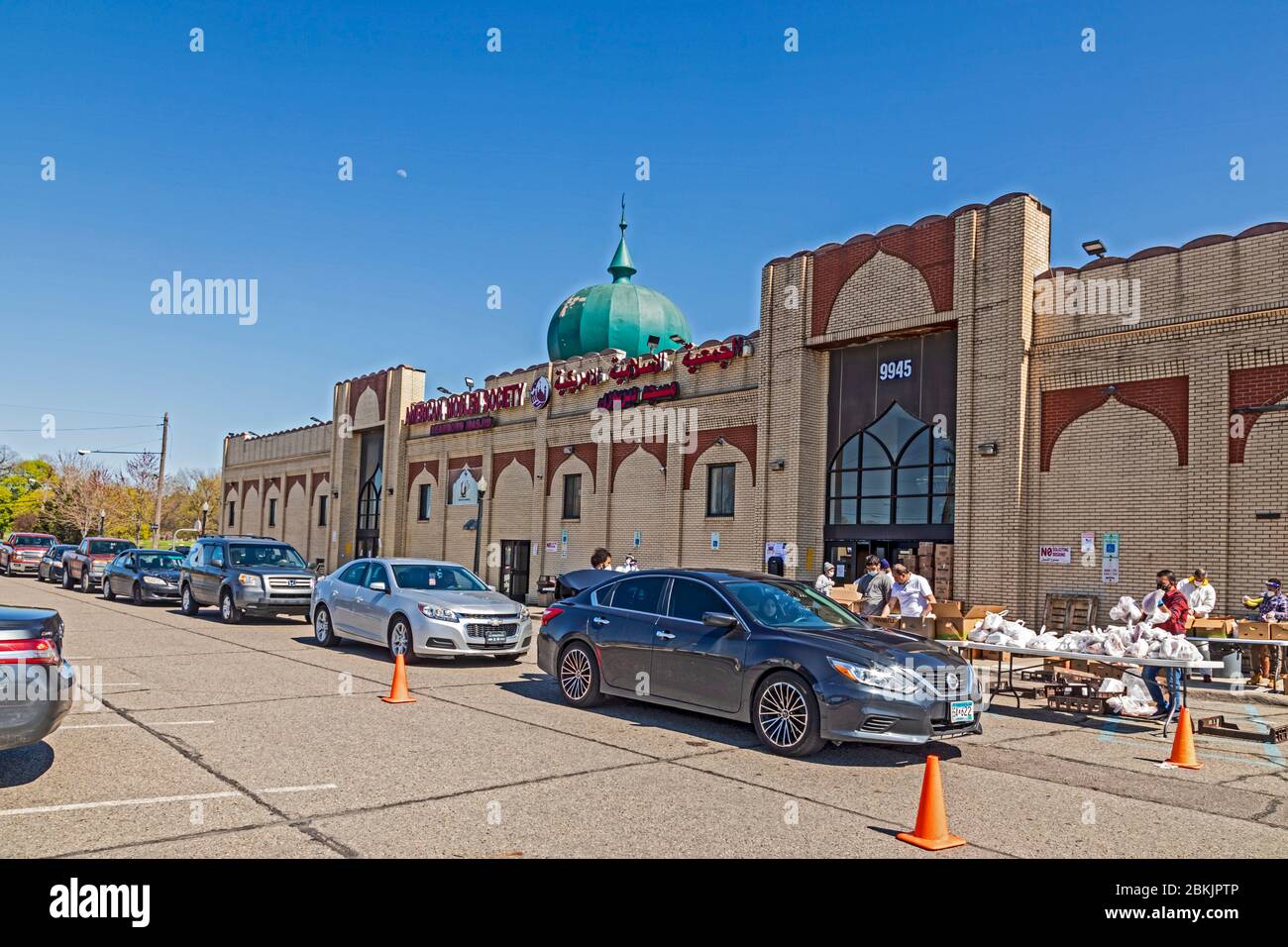 Dearborn, Michigan - während der Coronavirus-Pandemie wartete eine lange Reihe von Autos auf Nahrung für Kinder, die bei der American Moslem Society Mosq verteilt wurden Stockfoto
