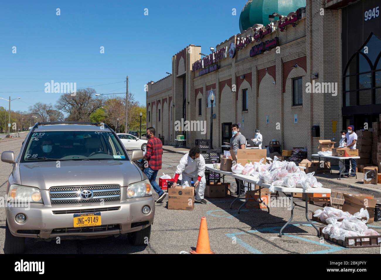Dearborn, Michigan - während der Coronavirus-Pandemie wartete eine lange Reihe von Autos auf Nahrung für Kinder, die bei der American Moslem Society Mosq verteilt wurden Stockfoto