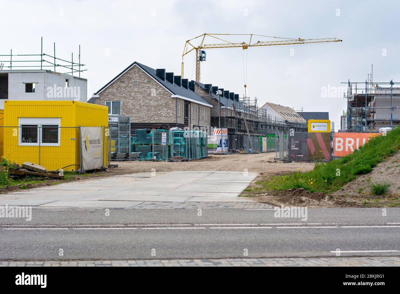 Wohnhäuser werden auf einer Baustelle gebaut. Neue Nachbarschaft in Zwolle, Niederlande. Modernes nachhaltiges Wohnen mit Bauwerkzeugen Stockfoto
