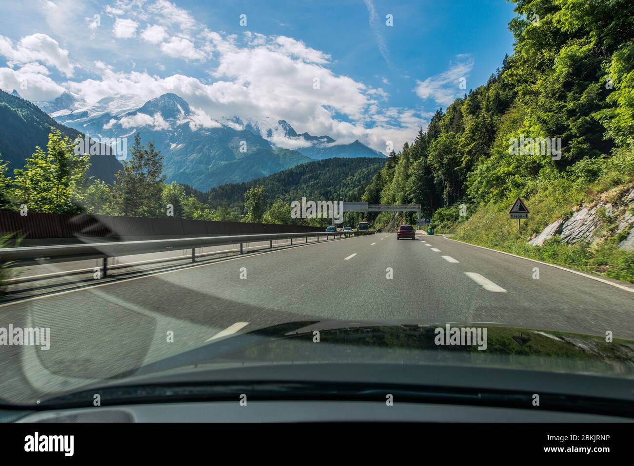 Blick Auf Die Offene Straße Mit Schneebedeckten Bergspitzen Und Waldlandschaft Stockfoto