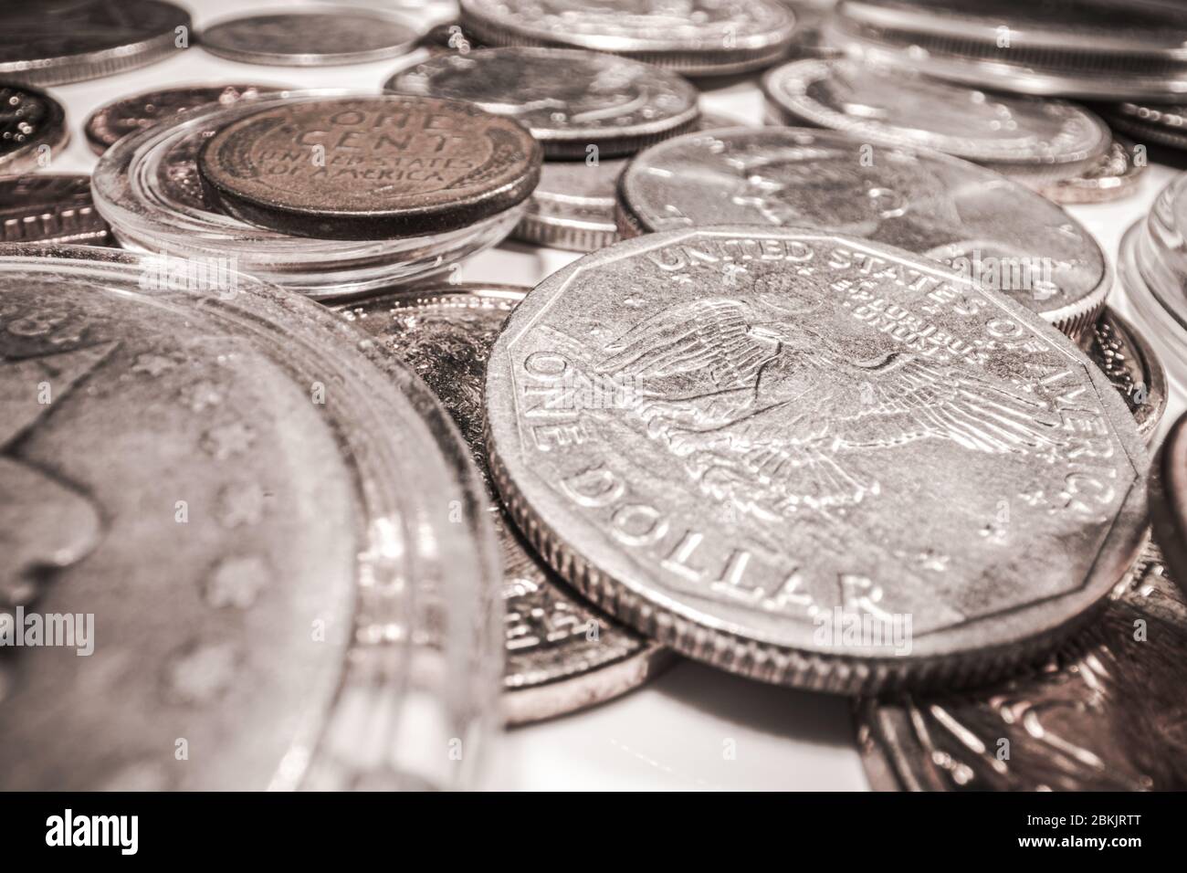 Nahaufnahme Der Amerikanischen Silbermünze Währung Spread Auf Dem Tisch. Stockfoto