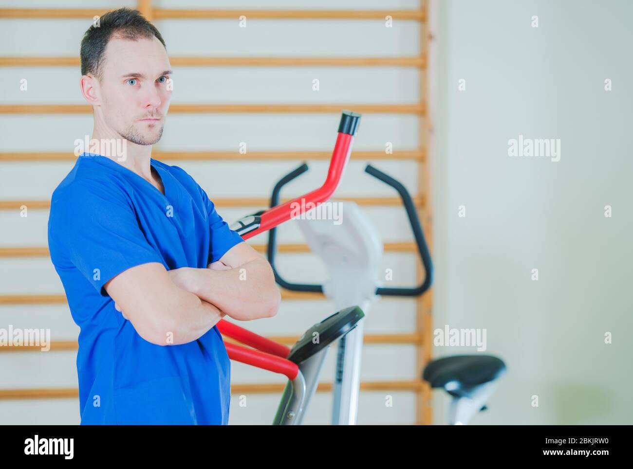 Kaukasischer Mann in der Mitte der 30er Jahre arbeitet auf Cardio-Ausrüstung im Fitnessstudio. Stockfoto