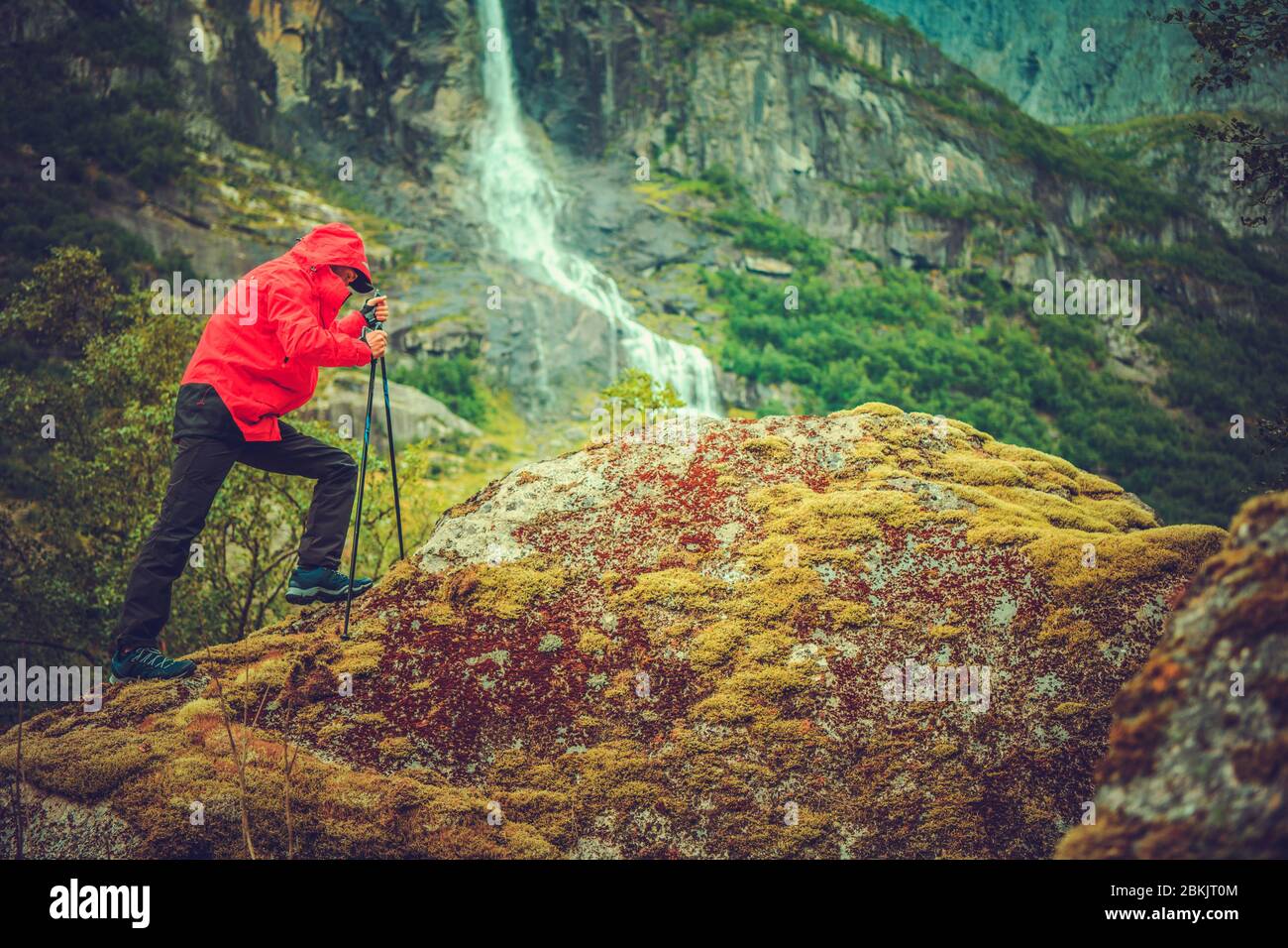 Junge Kaukasische Männer Wandern In Den Bergen Klettern Und Mit Skistöcken. Stockfoto