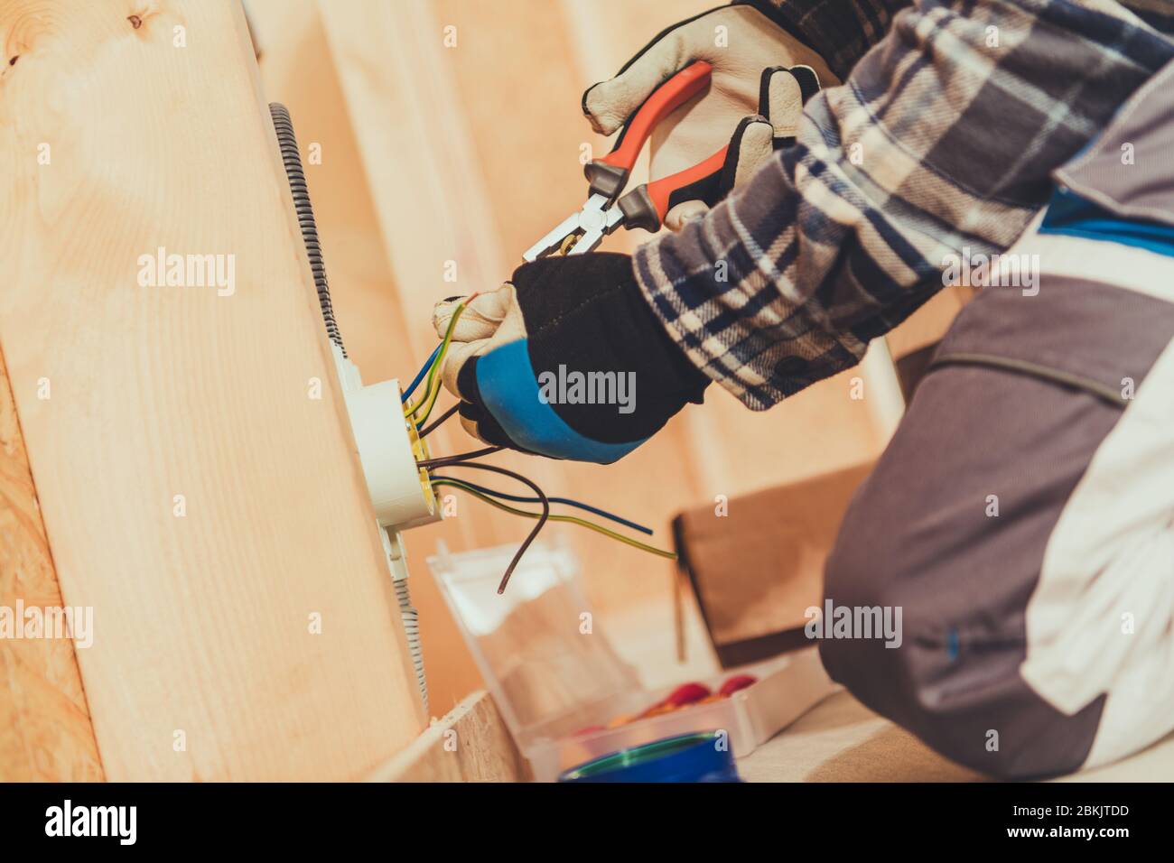 Nahaufnahme Der Elktrizianischen Abisolierkabel Und Vorbereitung Der Steckerinstallation. Stockfoto