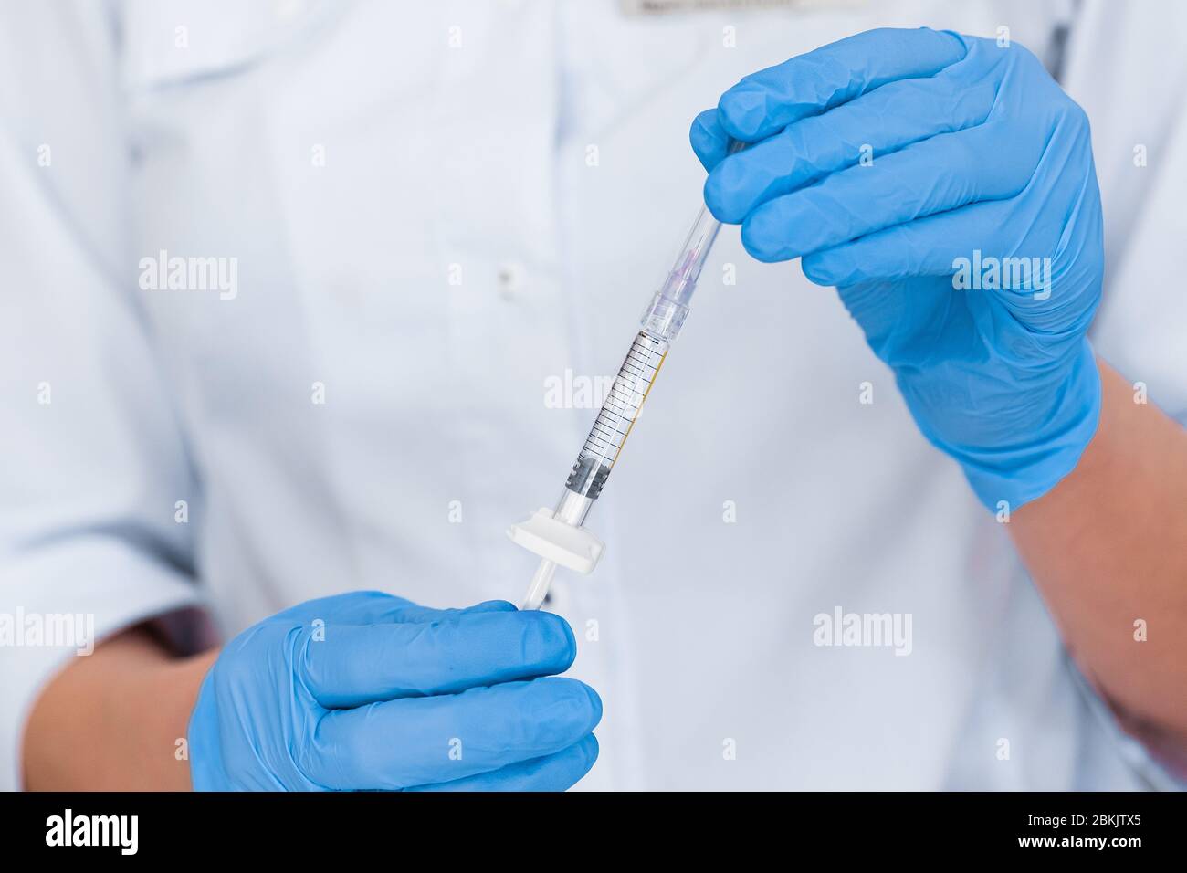 Nahaufnahme einer Spritze mit Injektion für ein Facelift in den Händen eines Arztes. Injektionskosmetologie. Stockfoto
