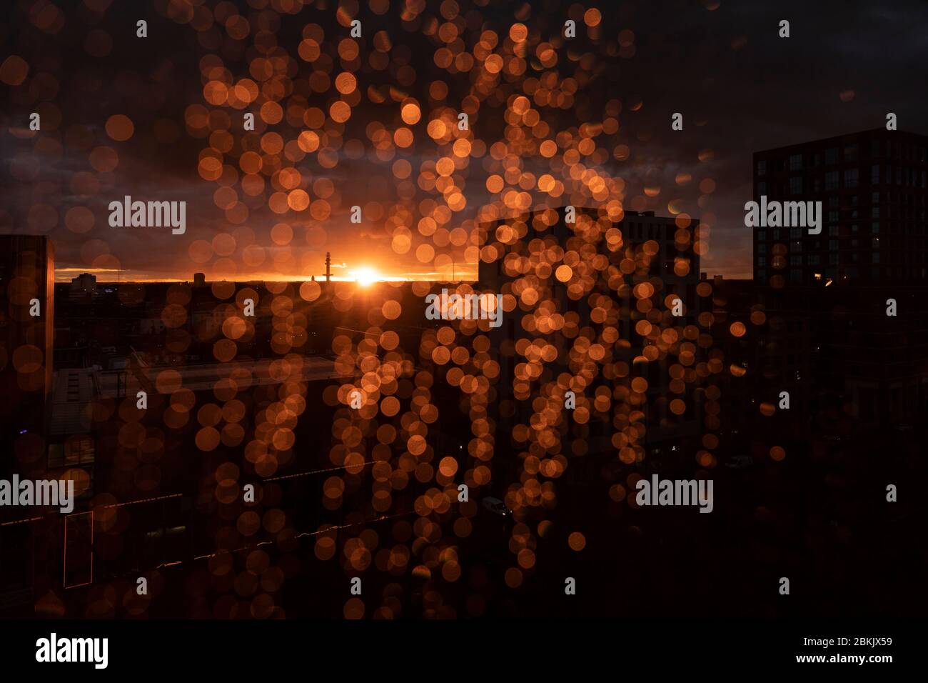 Eindhoven, Niederlande, 20. Dezember 2019. Ein Blick auf Eindhoven Stadt mit dem futuristischen Evoluon Gebäude bei Sonnenuntergang mit einem tiefen orangen Himmel, ein Stockfoto