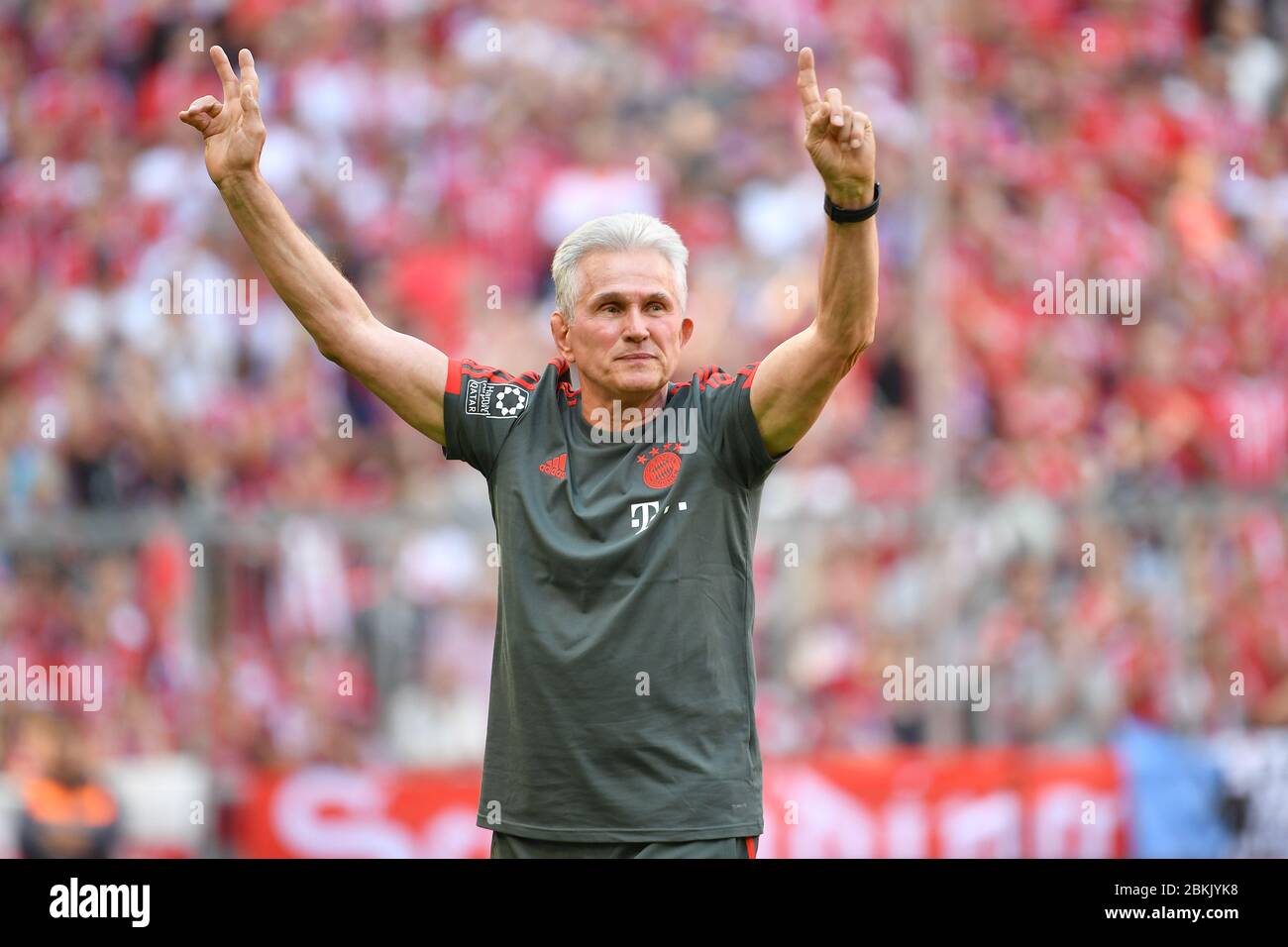 Jupp HEYNCKES feiert am 9. Mai 2020 seinen 75. Geburtstag. Archivfoto: Jupp HEYNCKES (FC Bayern München) verabschiedet sich vor Kick-off, Wellen, Wellen, Wellen, Fußball 1. Bundesliga, 34. Spieltag, Spieltag34, FC Bayern München (.M) -VFB Stuttgart (S) 1-4, am 12. Mai 2018 in München, ALLIANZAREN A. Deutscher Meister, Deutsche Meisterschaft, ¬ Nutzung weltweit Stockfoto