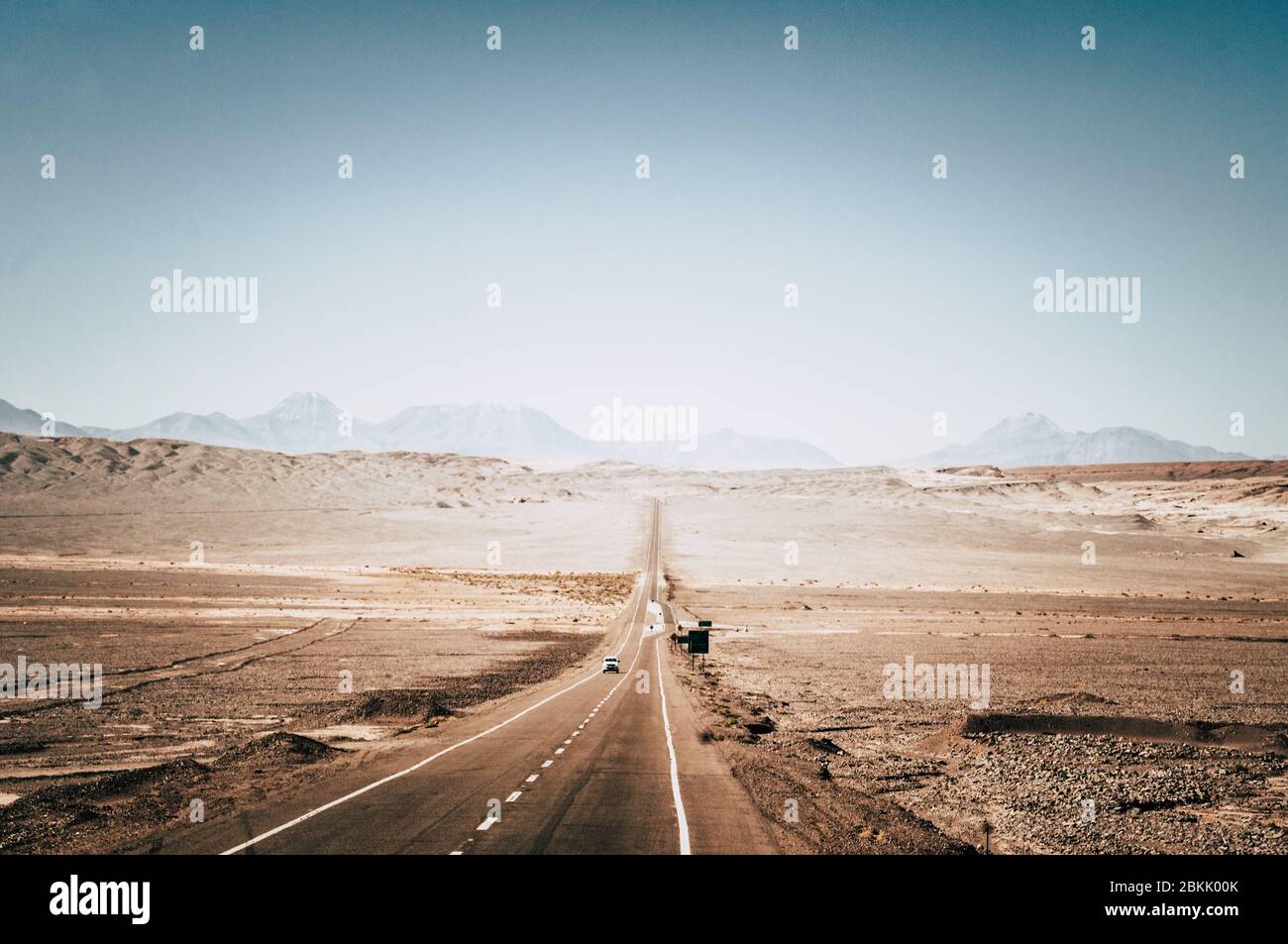 Einzelauto auf einsamer Straße durch die Atacama Wüste in Chile Stockfoto