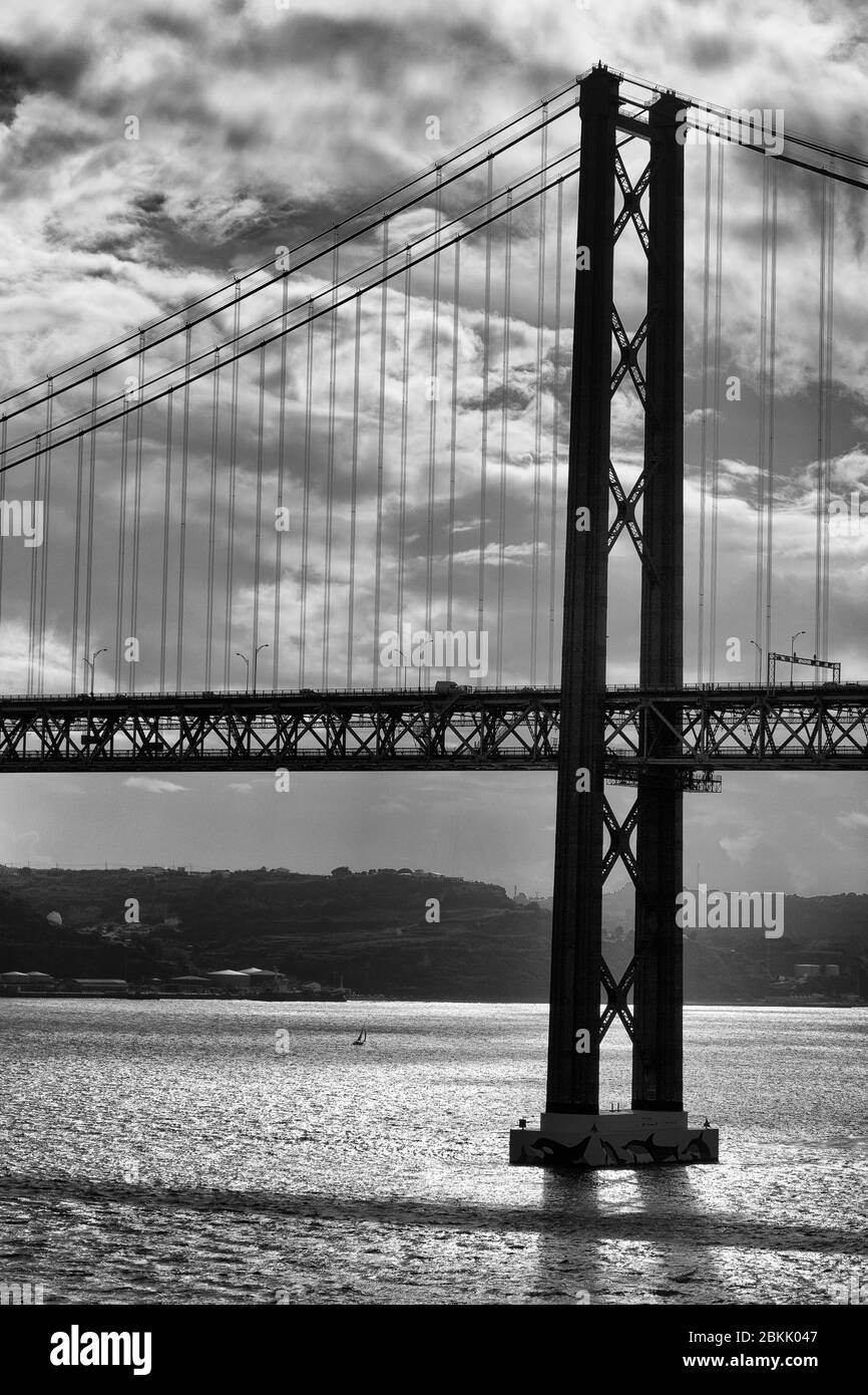 25. April-Brücke über den Tejo, Lissabon, Portugal, Europa Stockfoto