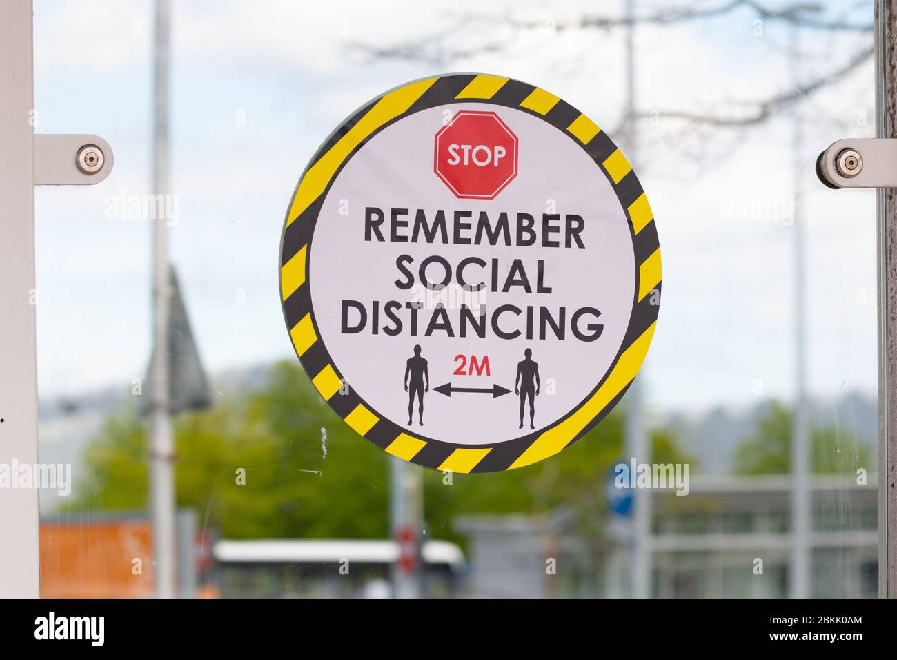 Glasgow, Schottland, Großbritannien. Mai 2020. Soziale Distanzierung zwei-Meter-Regel - Schild an Busunterstand im Braehead Einkaufszentrum, Glasgow erinnert Passagiere an die 2m soziale Distanzierung Regel, die von Großbritannien angenommen wurde. Kredit: Kay Roxby/Alamy Live News Stockfoto