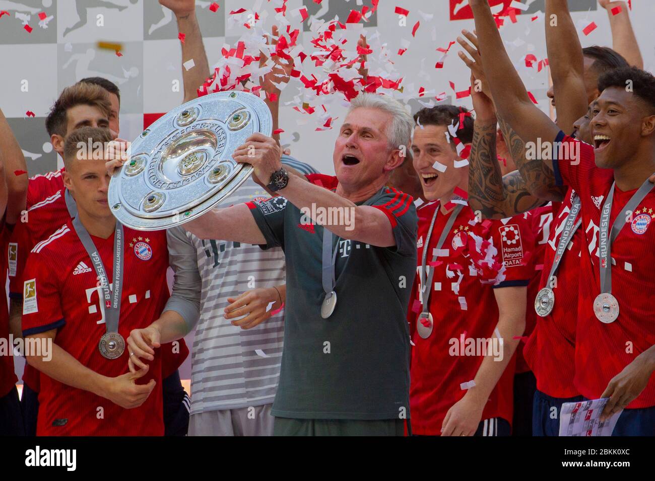 Jupp HEYNCKES feiert am 9. Mai 2020 seinen 75. Geburtstag. Archivfoto: Bayern - Trainer Jupp HEYNCKES (M) mit Meisterschale. Fußball, FC Bayern München (M) - VfB Stuttgart (S) 1: 4, Bundesliga, 34.Spieltag, Saison 2017/2018, am 12. Mai 2018 in München/ALLIANZARENA/Deutschland. Meister, Meisterschaft, Fußballmeister. ¬ Verwendung weltweit Stockfoto