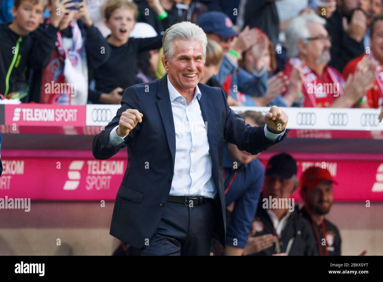 Jupp HEYNCKES feiert am 9. Mai 2020 seinen 75. Geburtstag. Archivfoto: Joy bei Bayern - Trainer Jupp HEYNCKES (M) nach Tor zu 2:0. Fußball, FC Bayern München (M) - SC Freiburg (FR) 5: 0, Bundesliga, 8. Spieltag, Saison 2017/2018, am 14. Oktober 2017 in München/ALLIANZARENA/Deutschland. å Verwendung weltweit Stockfoto