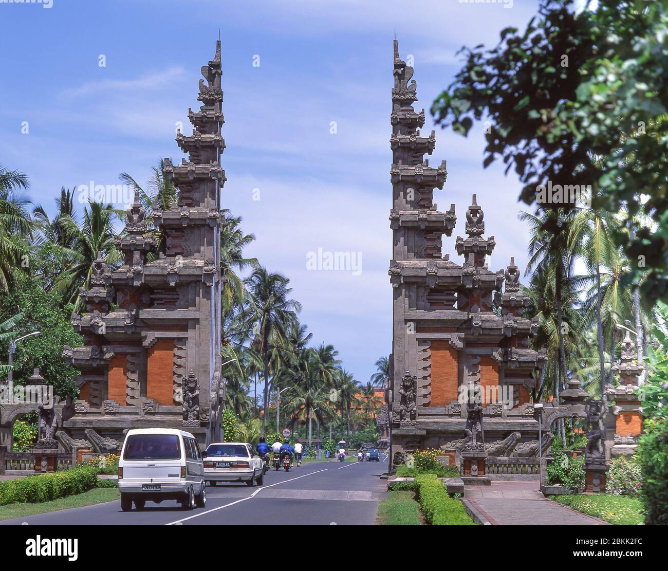 Verzierte Eingangstore an der Hauptstraße in Nusa Dua Resort, Bali, Republik Indonesien Stockfoto