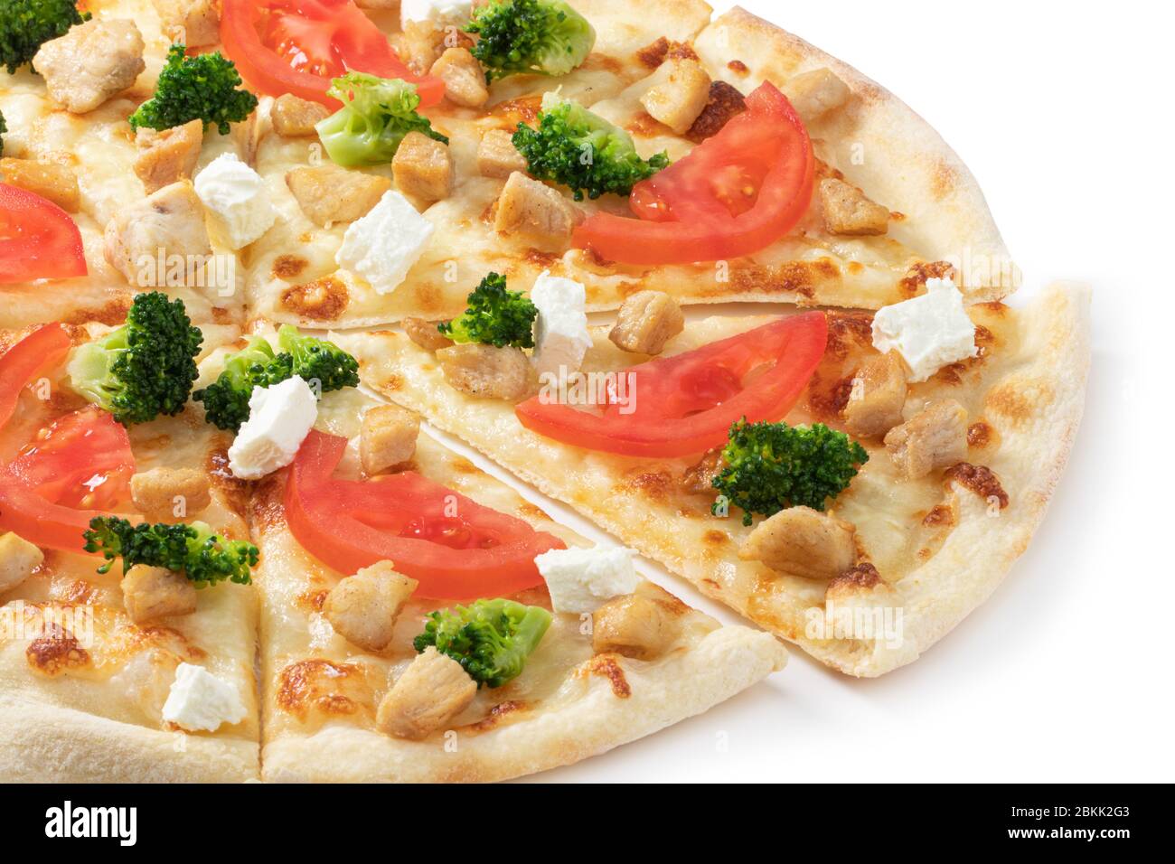 Pizza mit Huhn, Brokkoli und Feta-Käse auf weißem Hintergrund isoliert. Stockfoto