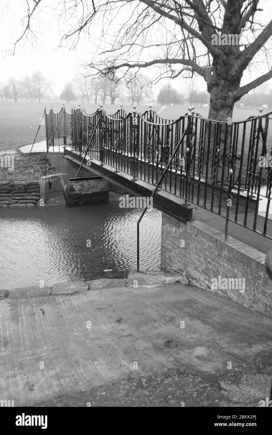 Viktorianische Fußgängerbrücke über River Stream Water Schwarze Eisenhütte auf dem Thames Path Teddington nach Kew, London B&W Stockfoto