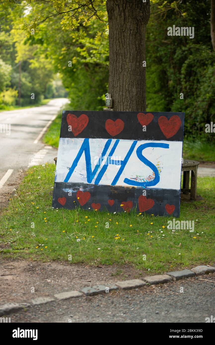 Ein Schild, das den NHS am Straßenrand in Holberrow Green, Worcestershire, Großbritannien, unterstützt Stockfoto