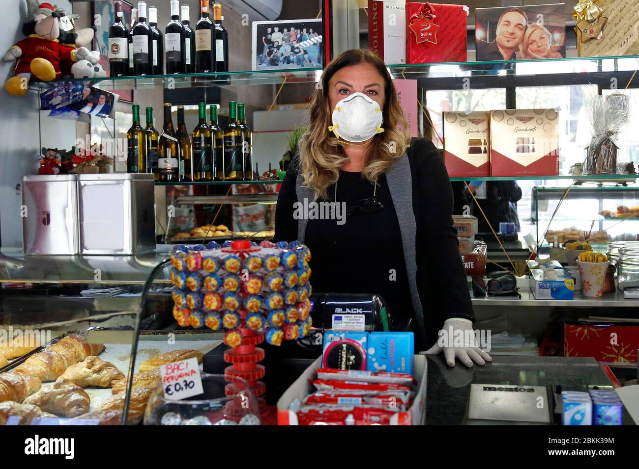 Roma, Italien. Mai 2020. Wiedereröffnung der Bars Rom 4. Mai 2020. Covid-19, Italien tritt in die zweite Phase des Coronavirus-Notfalls ein. Foto Samantha Zucchi Insidefoto Quelle: Insidefoto srl/Alamy Live News Stockfoto