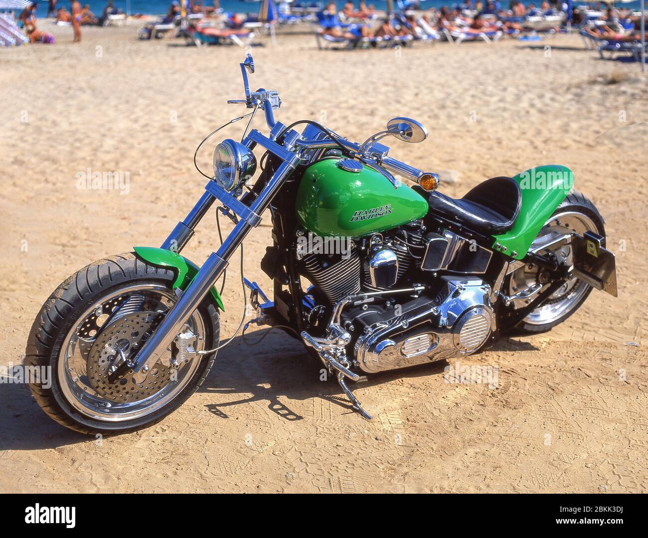 Harley-Davidson Motorrad am Strand, Playa Puerto Banus, Puerto Banus, Costa del Sol, Provinz Malaga, Andalusien, Spanien Stockfoto