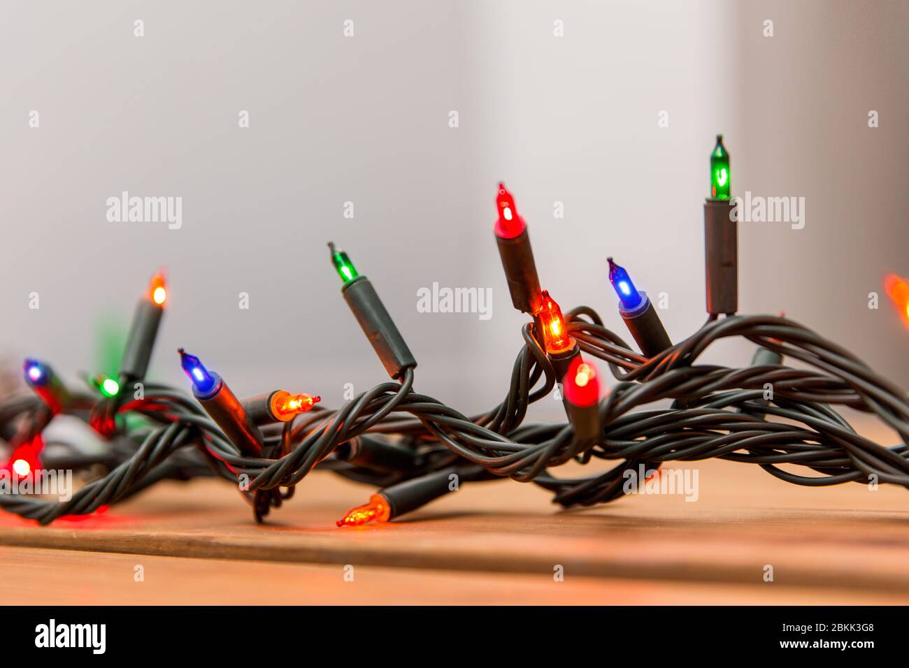 weihnachten Girlande Lichter auf Holz Hintergrund Stockfoto