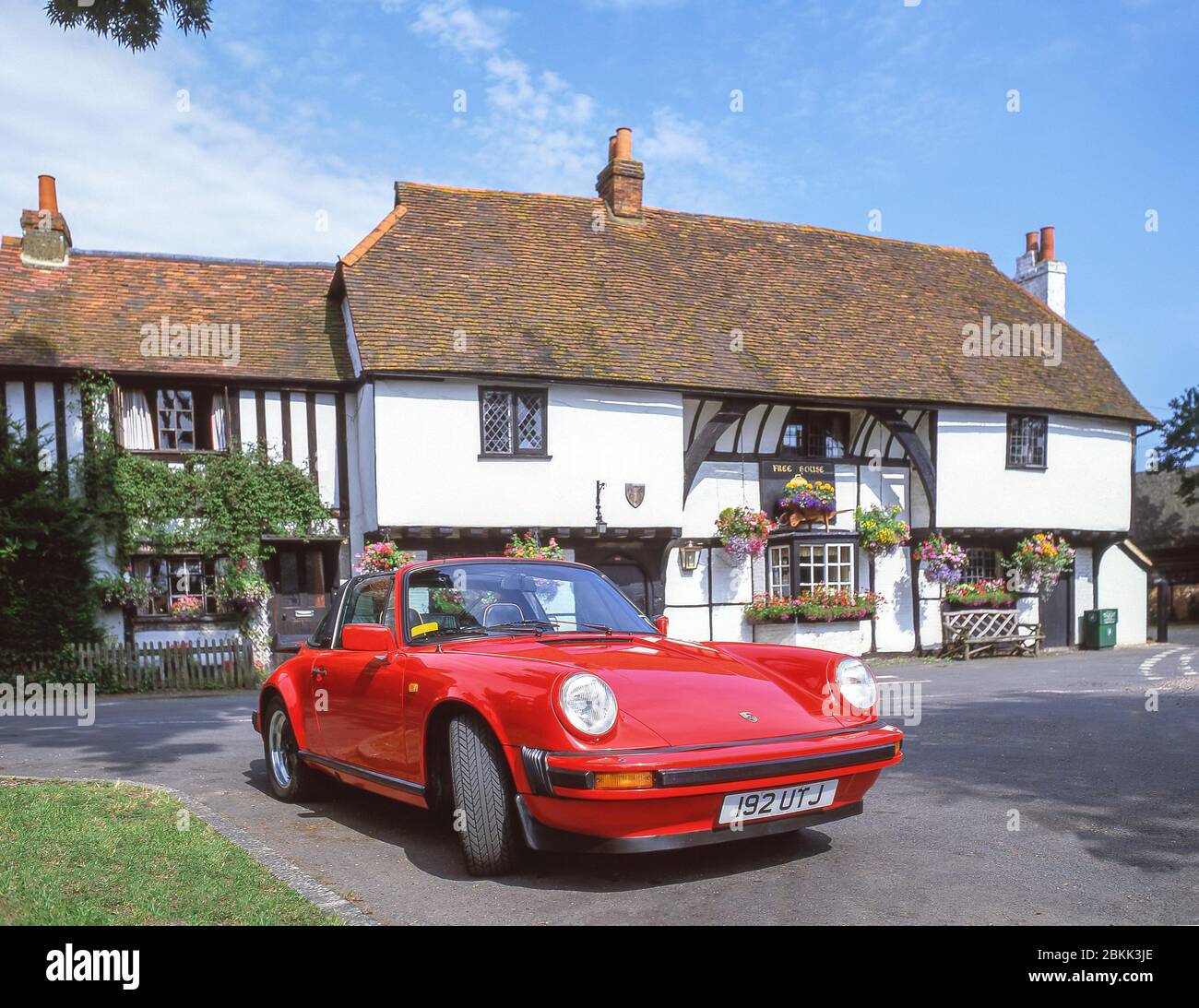 Klassischer Porsche 911 Carrera vor dem Bell Inn, Waltham St.Lawrence, Berkshire, England, Vereinigtes Königreich Stockfoto