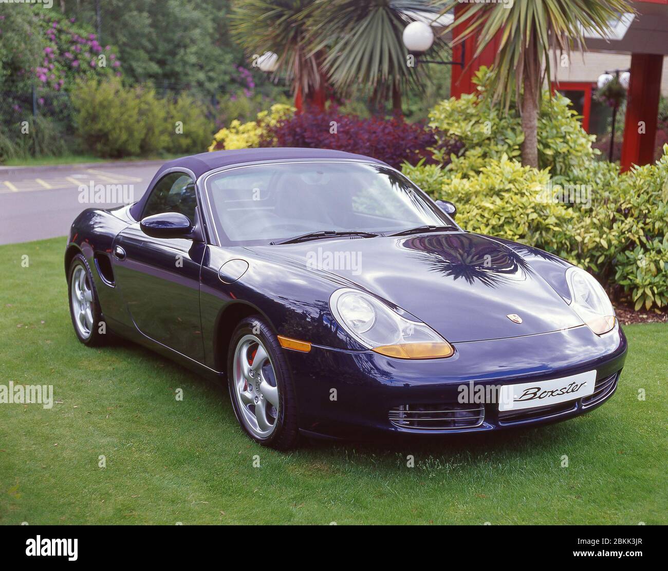 Porsche Boxter (2000) Sportwagen auf Rasen geparkt, Warfield, Berkshire, England, Großbritannien Stockfoto