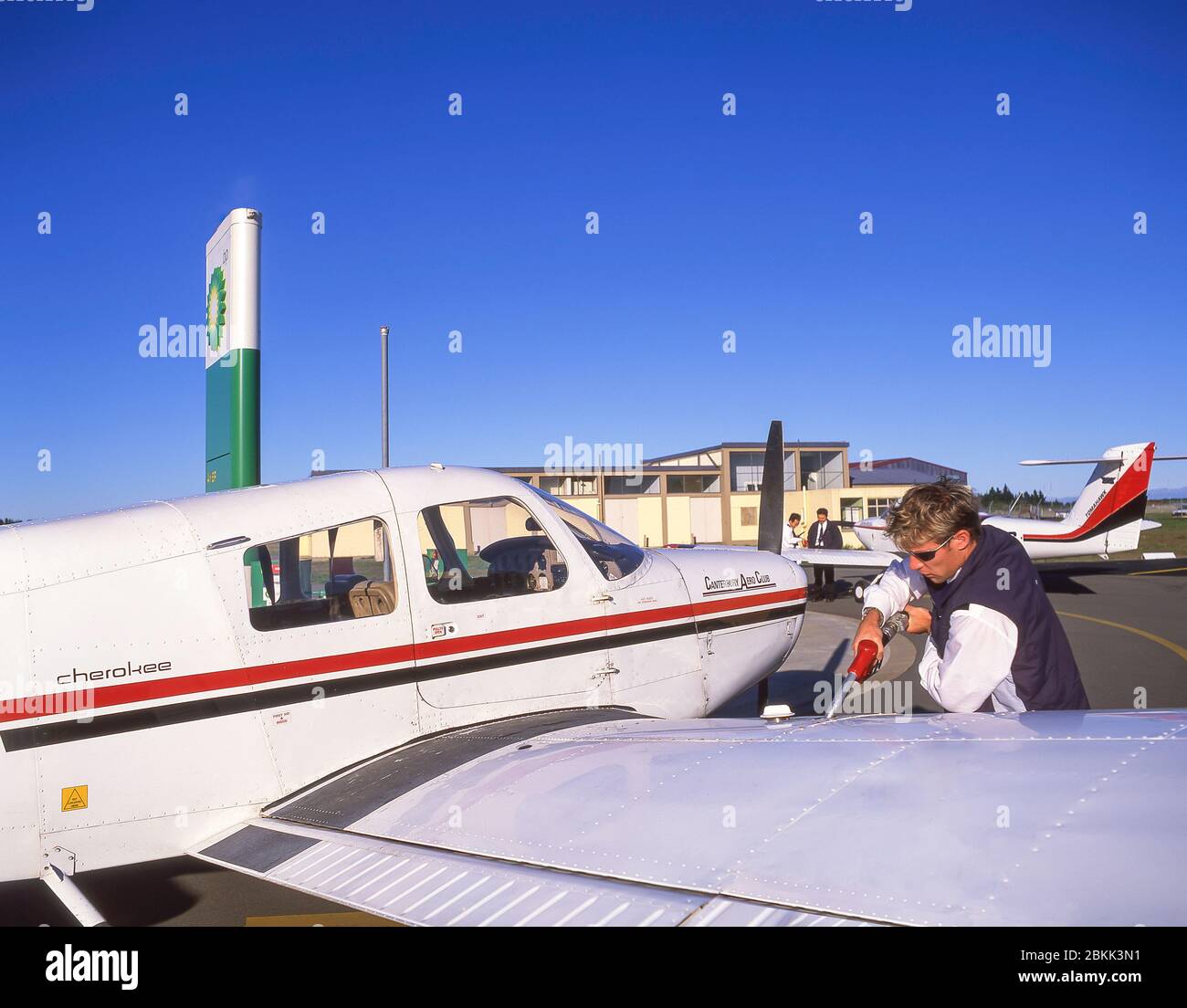 Pilot betankt sein Piper Cherokee Leichtflugzeug am Canterbury Aero Club, Christchurch International Airport, Christchurch, Canterbury, Neuseeland Stockfoto