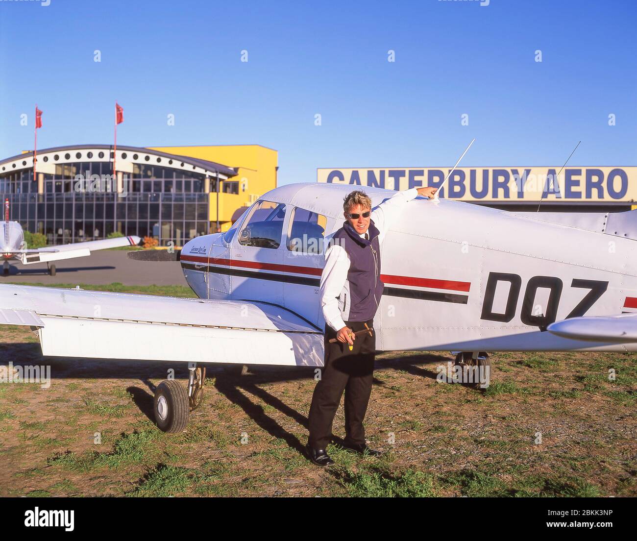 Pilot überprüft seine Piper Cherokee Leichtflugzeug am Canterbury Aero Club, Christchurch International Airport, Christchurch, Canterbury, Neuseeland Stockfoto
