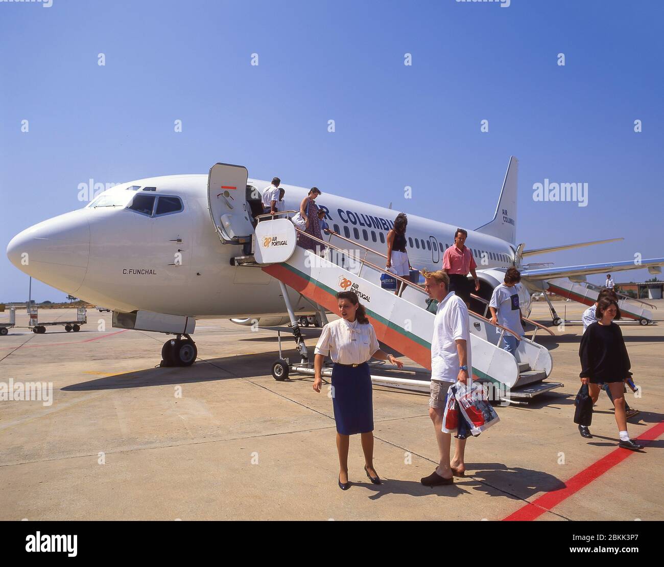 Passagiere, die die Boeing 737 der Air Columbus (heute nicht mehr) am Flughafen Faro, Faro, Algarve, Portugal, aussteigen Stockfoto