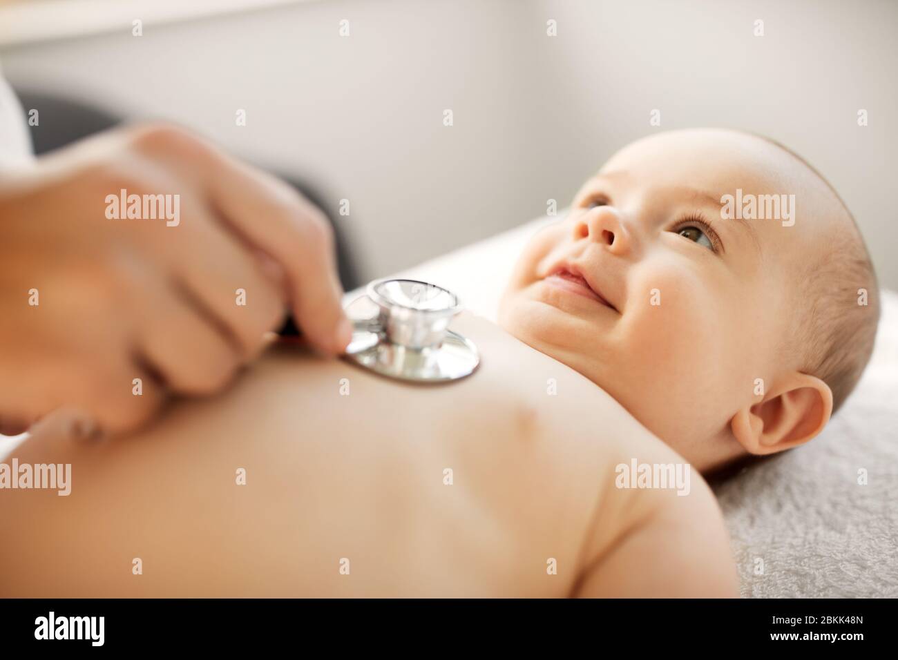 Baby Doktor, Der Stethoskop Überprüft Stockfotos und -bilder Kaufen - Alamy