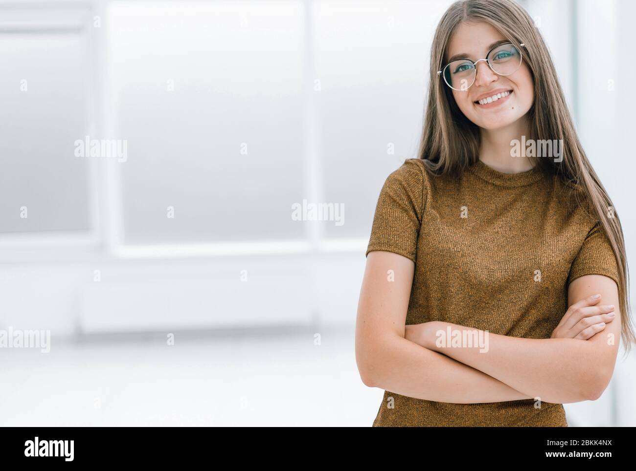 Freundliche junge Frau im geräumigen Büro Stockfoto