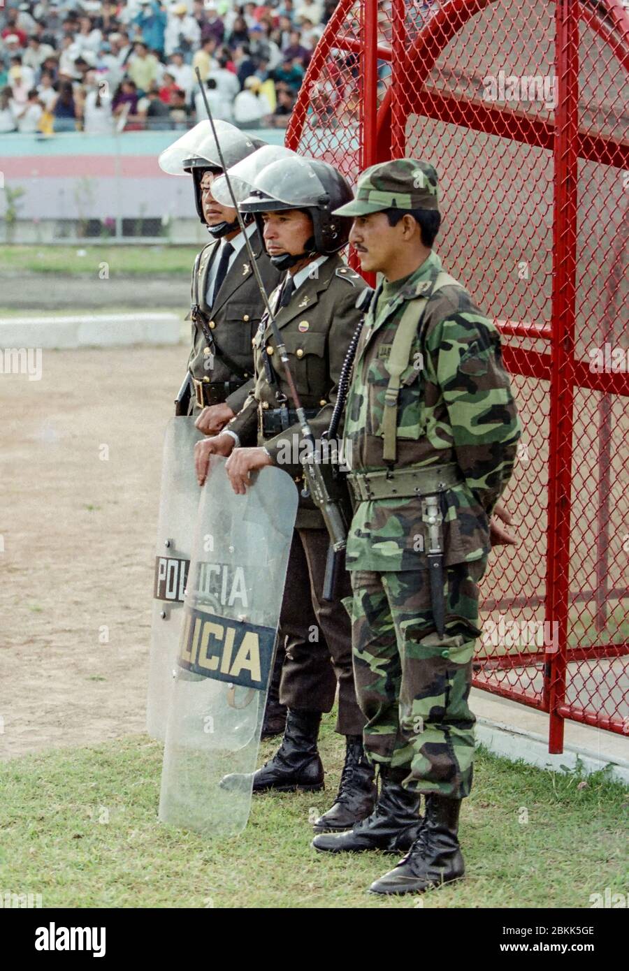 Südamerikanisches Militär im Einsatz in einem Stadion Stockfoto