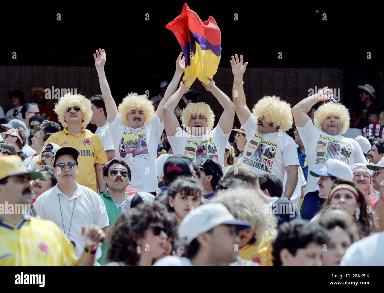 Männer in Perücken winken Flagge Stockfoto