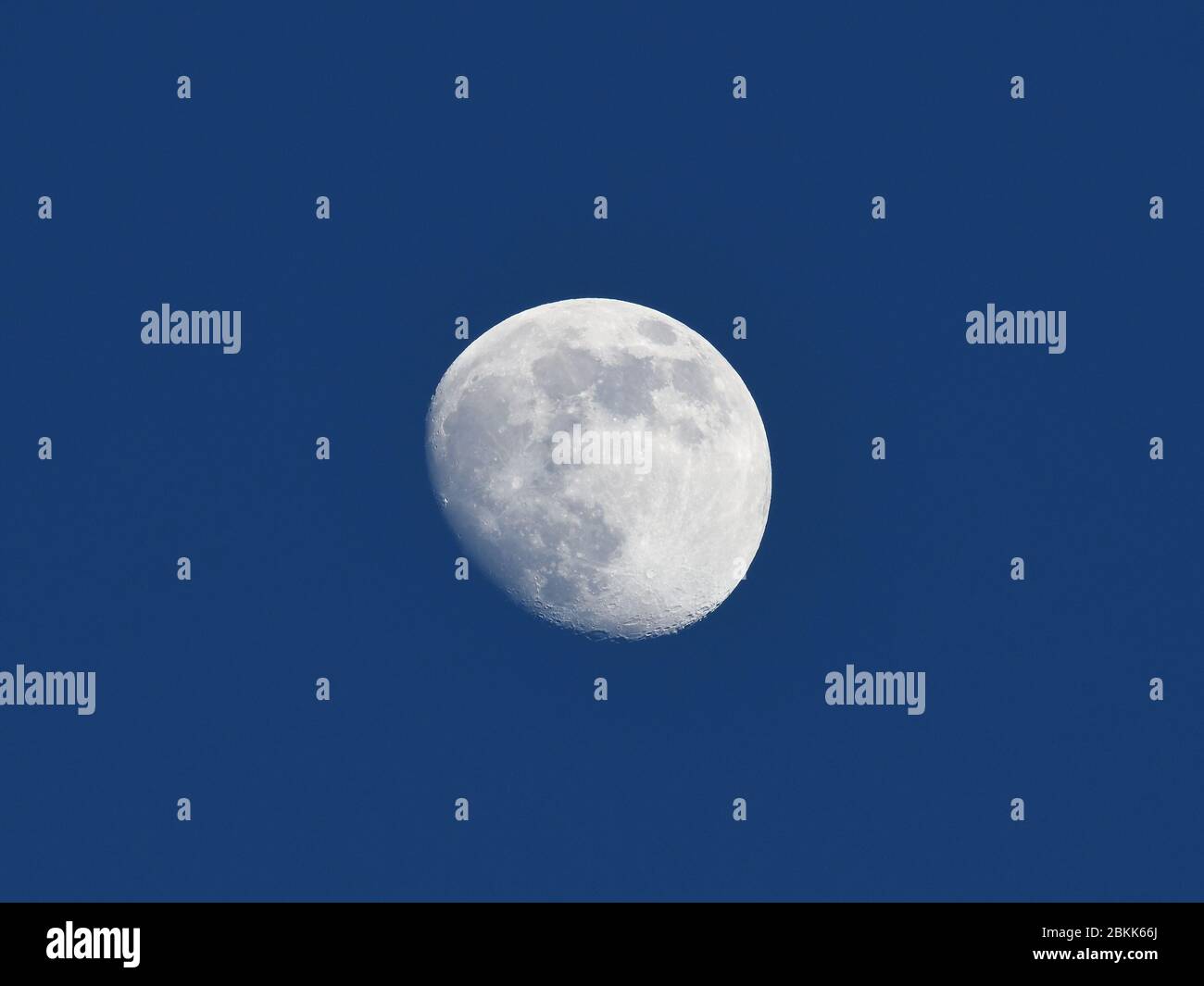 Glasgow, Schottland, Großbritannien. Mai 2020. Wetter über Glasgow. Der zunehmende Gibbos-Mond, der heute Abend hell in klaren Abwinken scheint und eine mäßige Brise wird die Temperaturen über Nacht auf etwa 3 Grad Celsius in Glasgow sinken lassen. Credit Douglas Carr/Alamy Live News Stockfoto