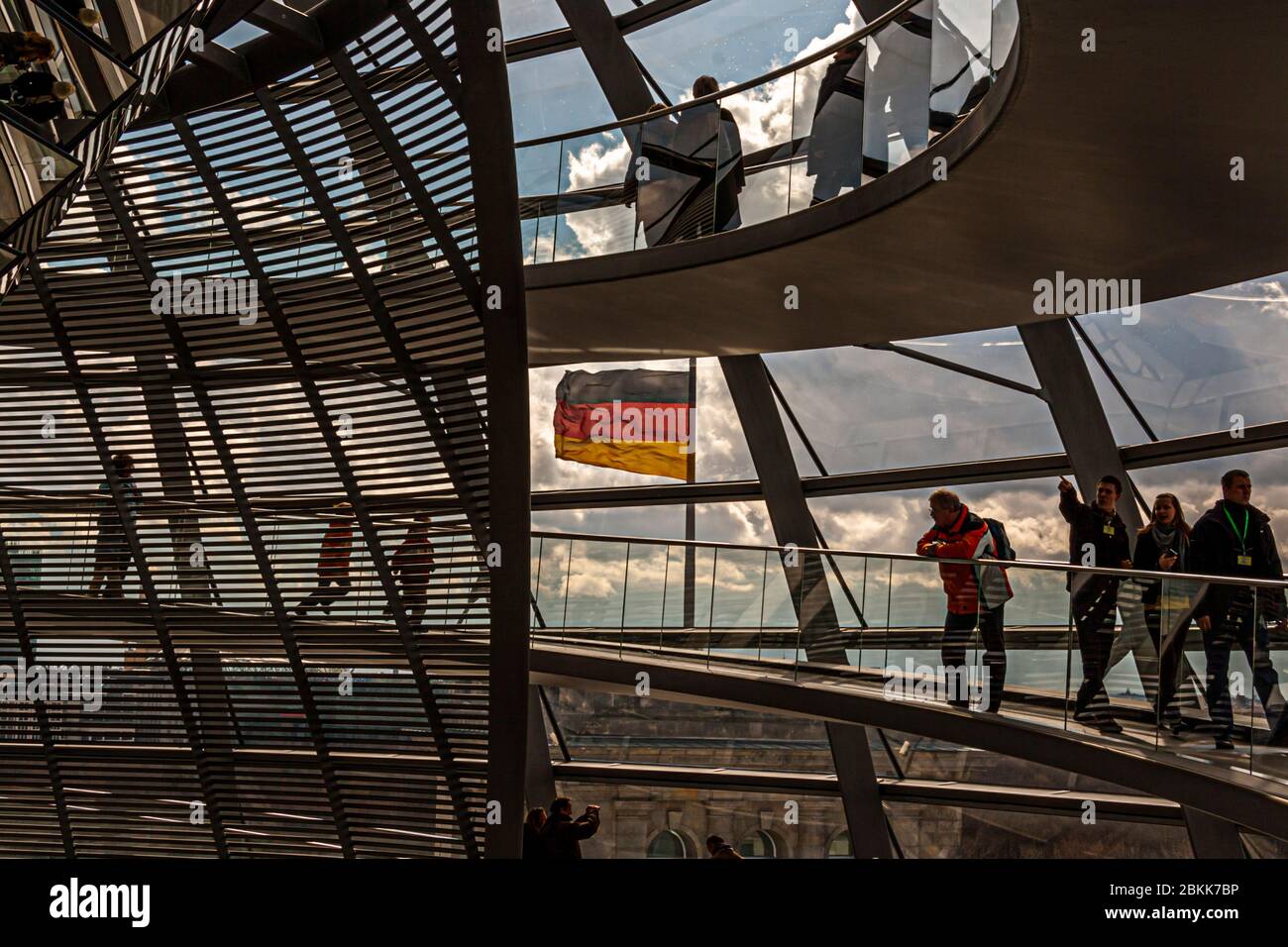 Menschen in der Kuppel des Deutschen Bundestages und der deutschen Flagge in Berlin, Deutschland Stockfoto